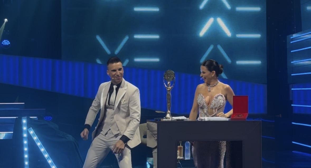 Pogledajte šta se dešava u studiju tokom finala "Zvezda Granda": Voditelji igraju kolo, Milan Mitrović kao Đani (VIDEO) 5 IMG 8480