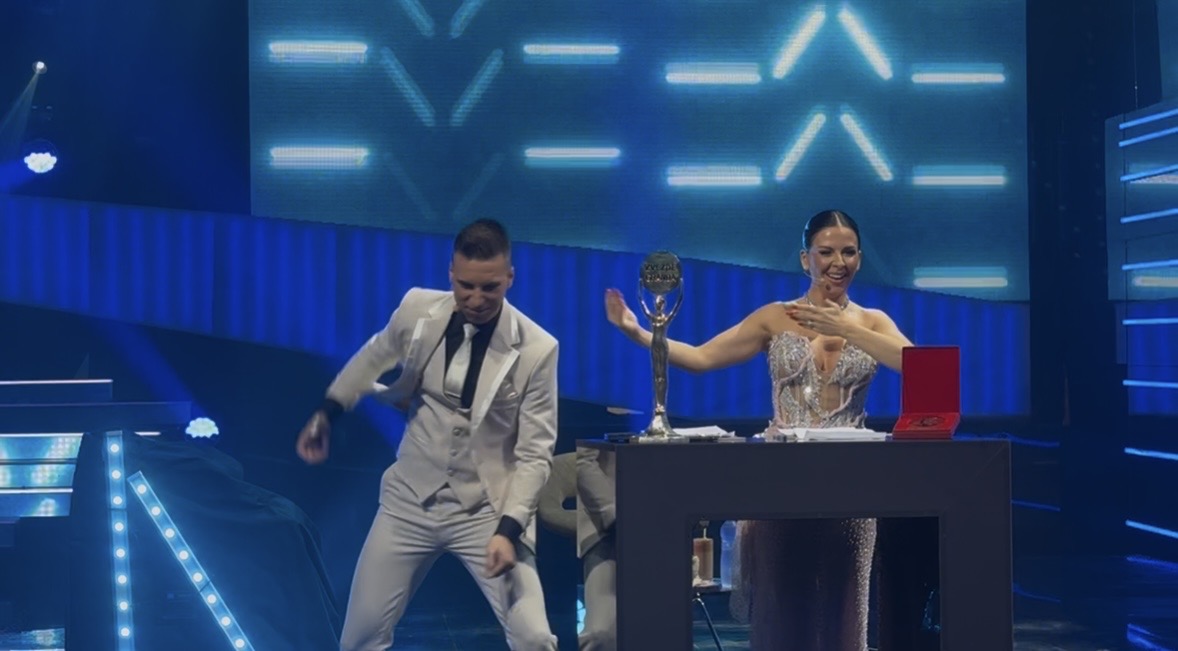 Pogledajte šta se dešava u studiju tokom finala "Zvezda Granda": Voditelji igraju kolo, Milan Mitrović kao Đani (VIDEO) 6 IMG 8482