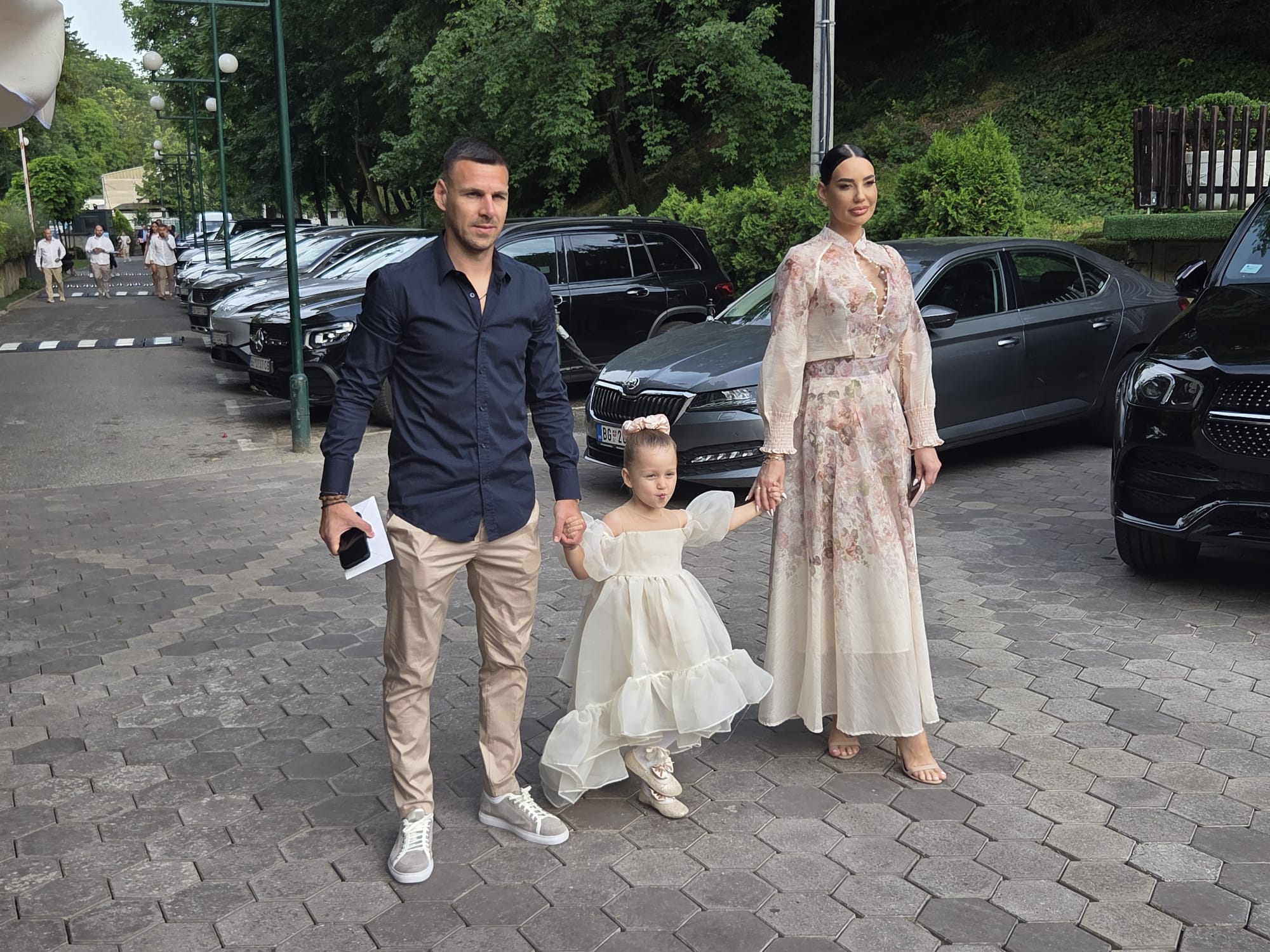 Estrada se okupila na proslavi Uroša Živkovića: Pevač priredio bajkovit rođendan sinu, pojavio se veliki broj kolega (FOTO) 15 PHOTO 2026 06 03 18 39 01