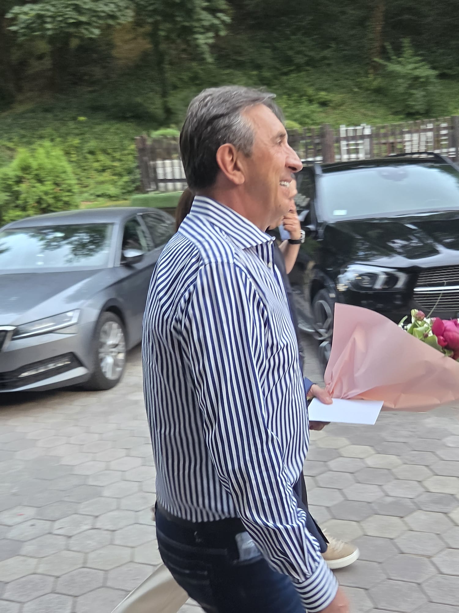 Sa buketom cveća u rukama i širokim osmehom: Žika Jakšić uveličao slavlje kod Uroša Živkovića (FOTO) 7 PHOTO 2026 06 03 19 29 30 2