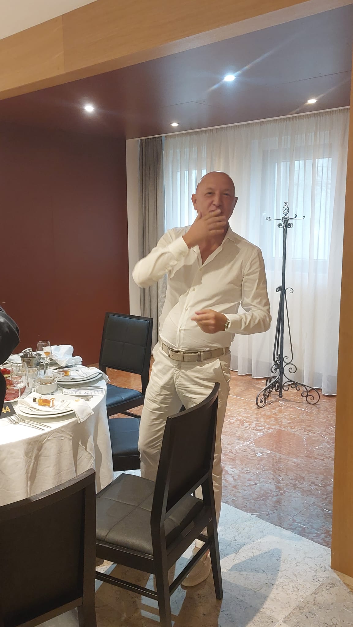 Estrada se okupila u velikom broju na venčanju sina direktora "Grand produkcije", među gostima i članovi žirija "Zvezda Granda" (FOTO) 12 PHOTO 2026 06 11 17 18 52 1