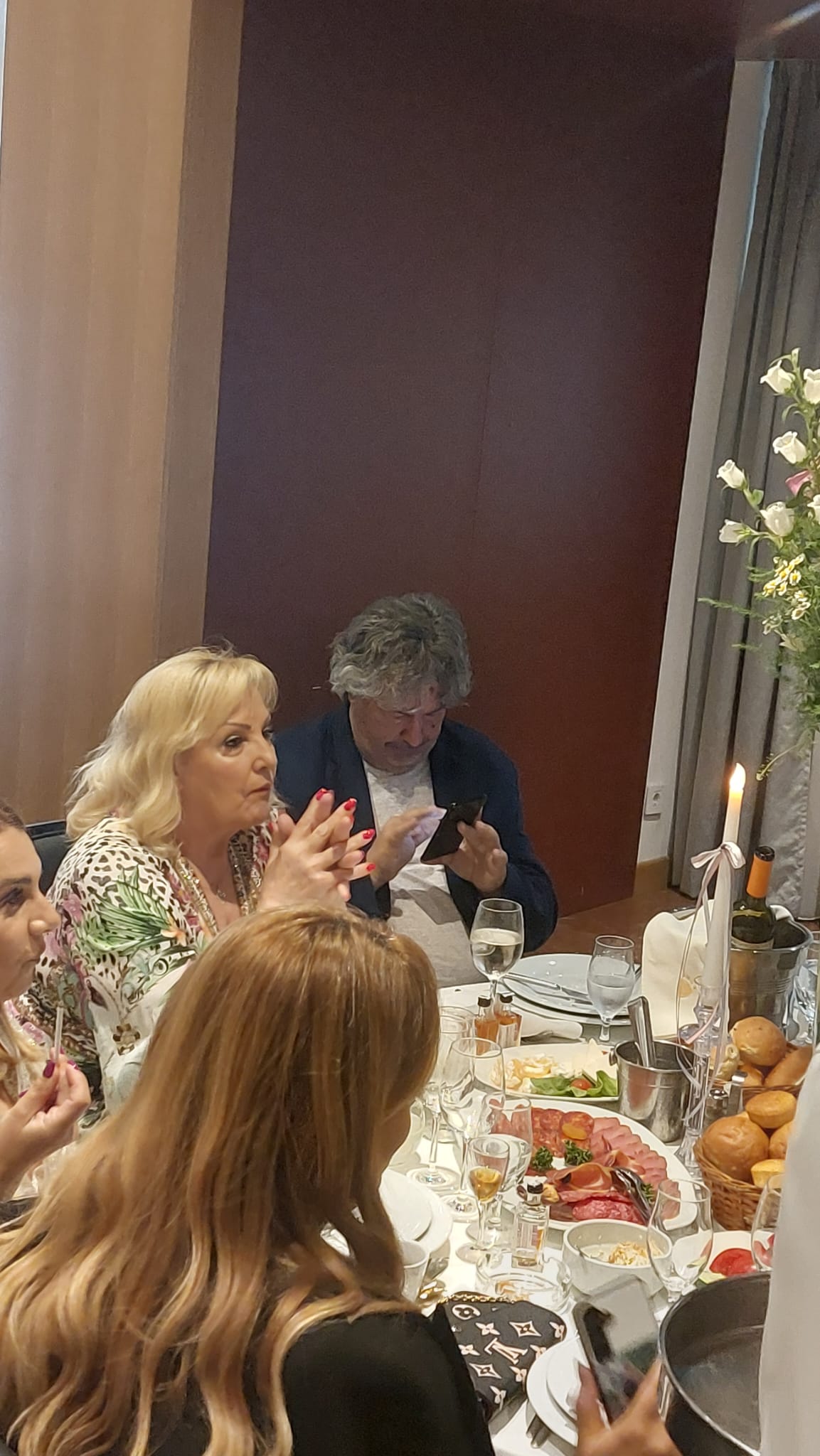 Estrada se okupila u velikom broju na venčanju sina direktora "Grand produkcije", među gostima i članovi žirija "Zvezda Granda" (FOTO) 11 PHOTO 2026 06 11 17 18 53