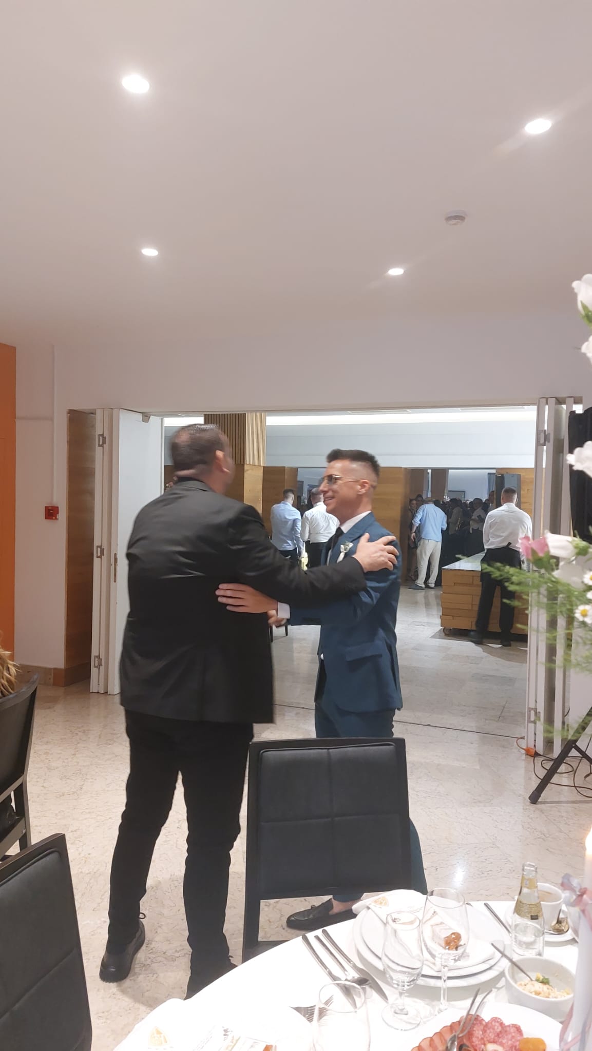 Estrada se okupila u velikom broju na venčanju sina direktora "Grand produkcije", među gostima i članovi žirija "Zvezda Granda" (FOTO) 14 PHOTO 2026 06 11 17 18 54