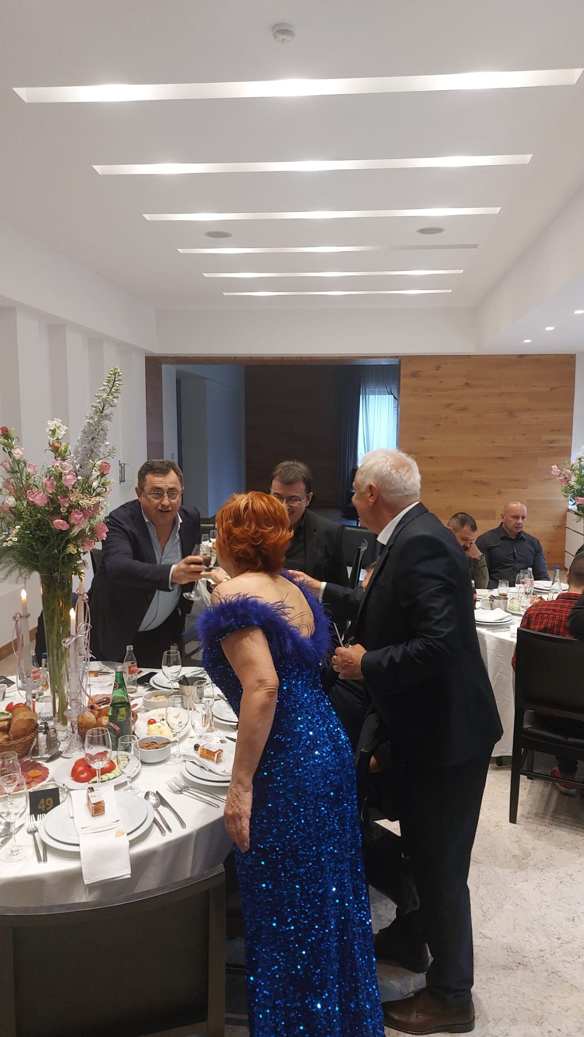 Estrada se okupila u velikom broju na venčanju sina direktora "Grand produkcije", među gostima i članovi žirija "Zvezda Granda" (FOTO) 15 PHOTO 2026 06 11 17 18 55