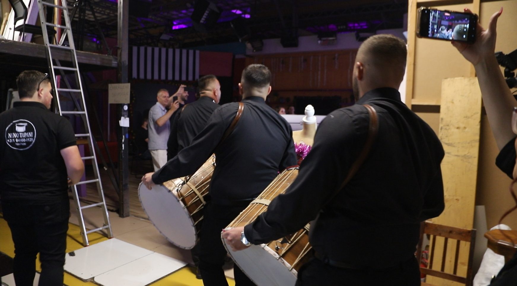 Keba upao sa tapanima u Grand, niko nije znao šta se dešava! Zaposleni zaigrali usred studija, a onda je usledio pravi spektakl (VIDEO) 6 Screenshot 2026 06 02 135838