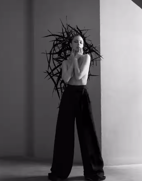 Skinula se Aleksandra Prijović! Pevačica pozirala sa rukama preko golih grudi, fanovi ne prestaju da komentarišu (VIDEO) 7 Screenshot 2026 06 24 142415