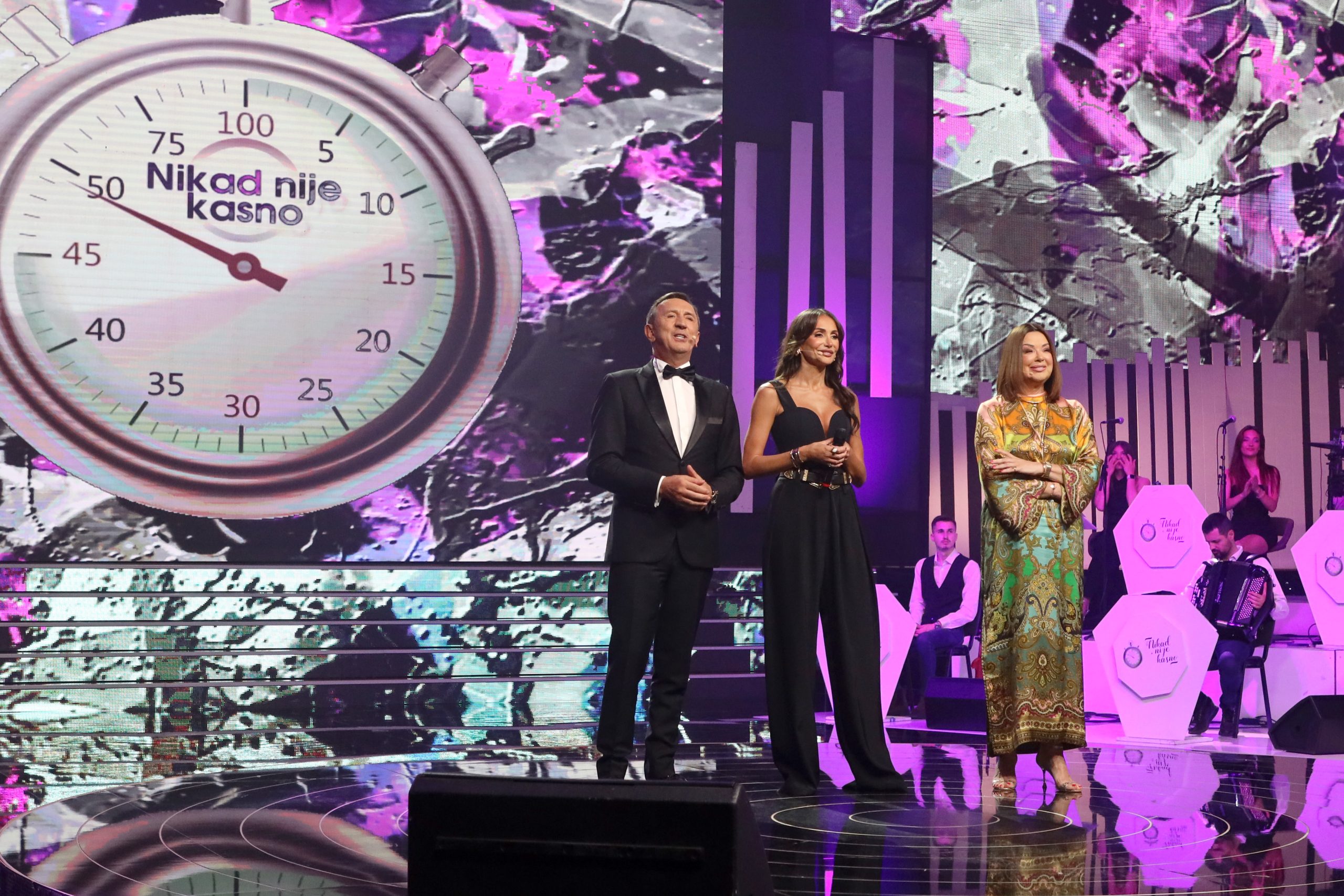 Toplica Živković otpevao pesmu koju niko nikada nije u takmičenju, Mare nasmejao sve: "Bila je zabranjena u kafanama" 6 ZIKA EMINA DRAGANA NNK SNIMANJE 05062026 FOTO MUNJA 2 ok