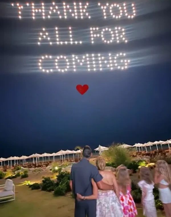 Nezaboravan rođendan Jelene Đoković: Novak joj priredio spektakl na plaži, na nebu pomoću dronova ispisana emotivna poruka (FOTO) 6 image 14 19