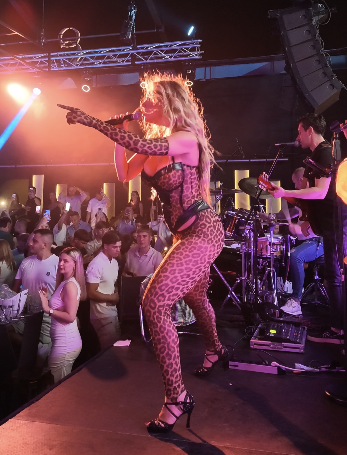 Tresla se Grčka: Tea Tairović u nikad izazovnijem izdanju održala koncert u prepunom klubu, pa zapevala na njihovom jeziku (FOTO) (VIDEO) 5 IMG 8655