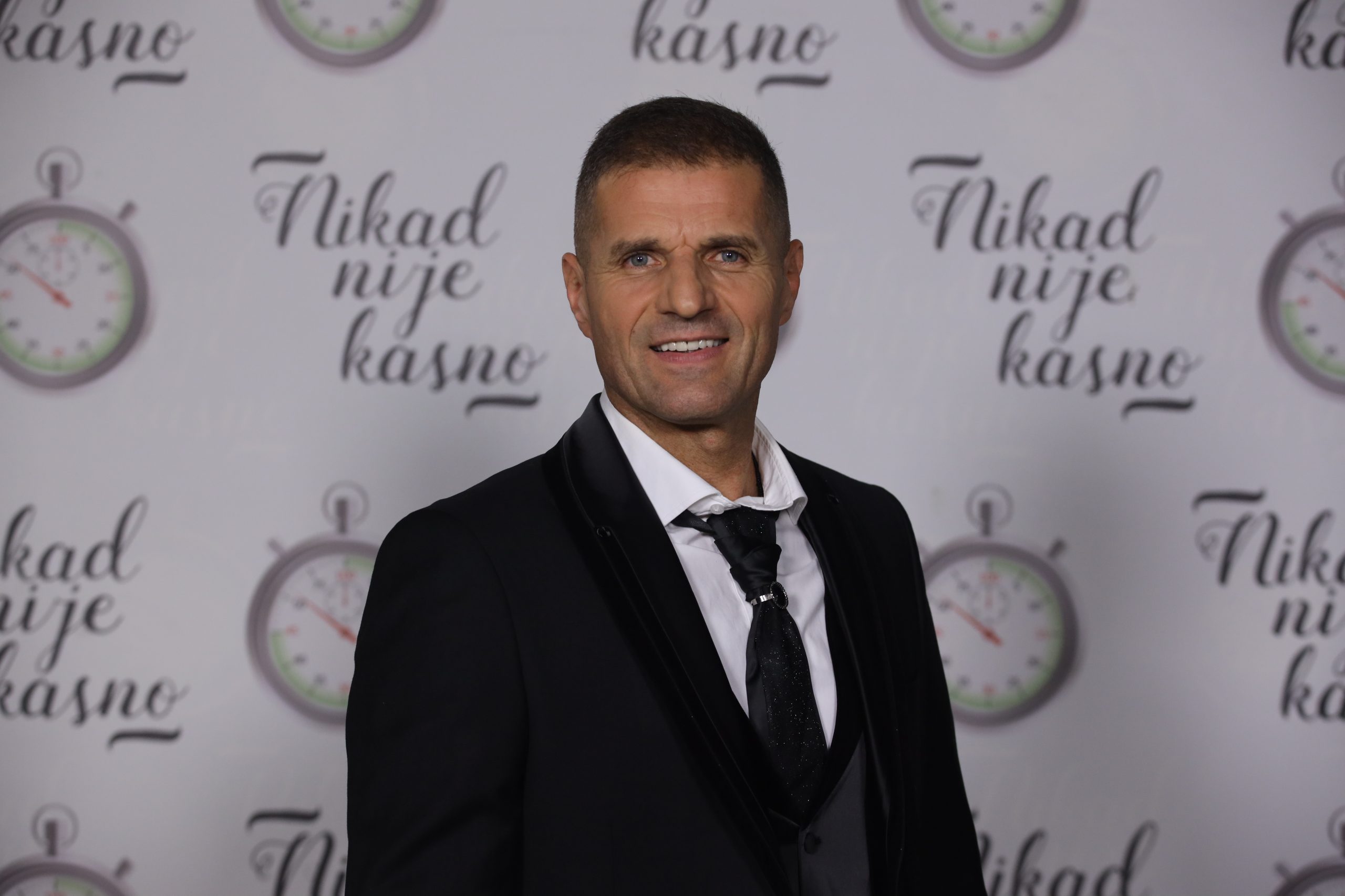 Pevač iz "Nikad nije kasno" nosi jedno od najneobičnijih imena u Srbiji: Zbog toga je doživljavao neprijatne situacije 7 OMILJEN VOJINOVIC OMILJENI 50 GOD. UZICE 9