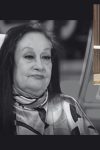 Potresne scene na sahrani Olivere Katarine: Sin Mane drži majčinu sliku, Snežana Savić stigla sa belim ružama (FOTO) 4 Olivera