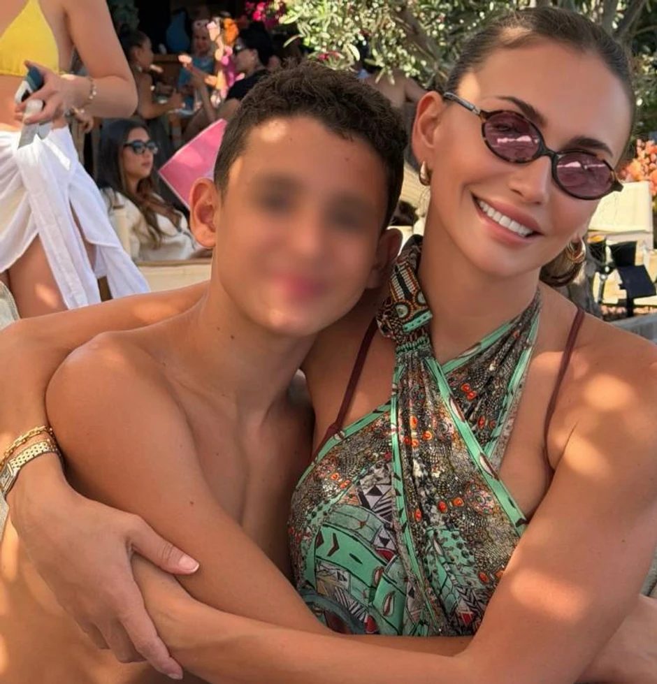 Nema šminke, nema filtera: Emina Jahović u kupaćem kostimu na plaži izazvala brojne reakcije (FOTO) 8 image 8 1