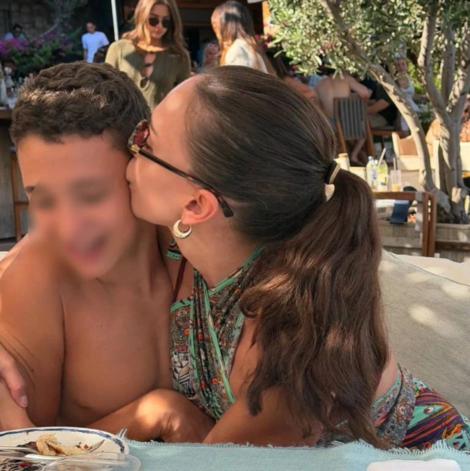 Nema šminke, nema filtera: Emina Jahović u kupaćem kostimu na plaži izazvala brojne reakcije (FOTO) 7 image 8 2