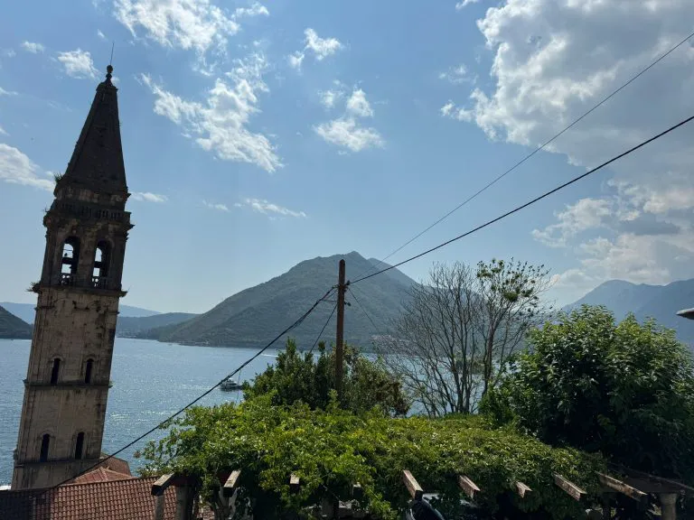 Zavirite u luksuznu vilu Gorana Bregovića: Nekadašnji muzej danas je kamena trospratnica u Perastu vredna milione (VIDEO) 6 perast 5