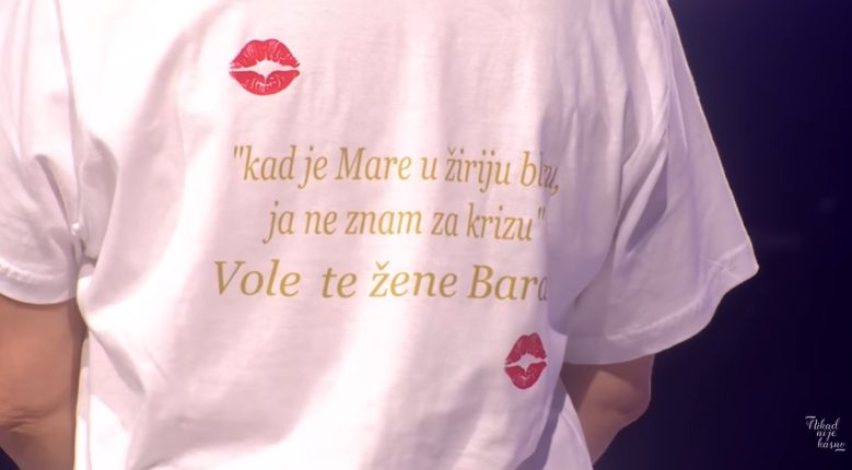 takmicarka skinula majicu