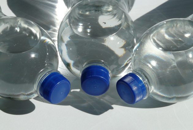voda u plasticnoj flasi