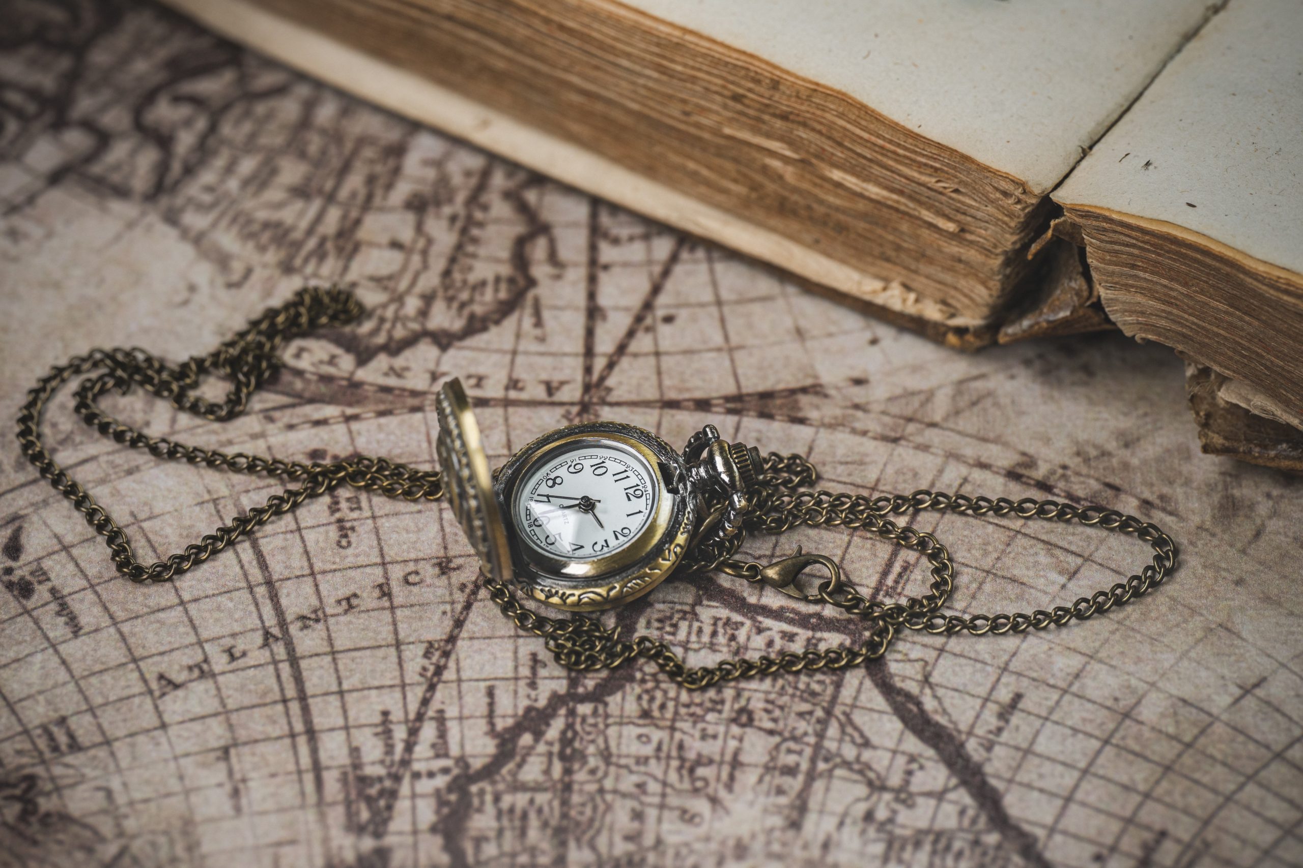 Baciće vas u razmišljanje, a nikad ne izlaze iz mode: Ovih pet knjiga morate da pročitate bar jednom u životu 7 ylanite vintage pocket watch 7439236