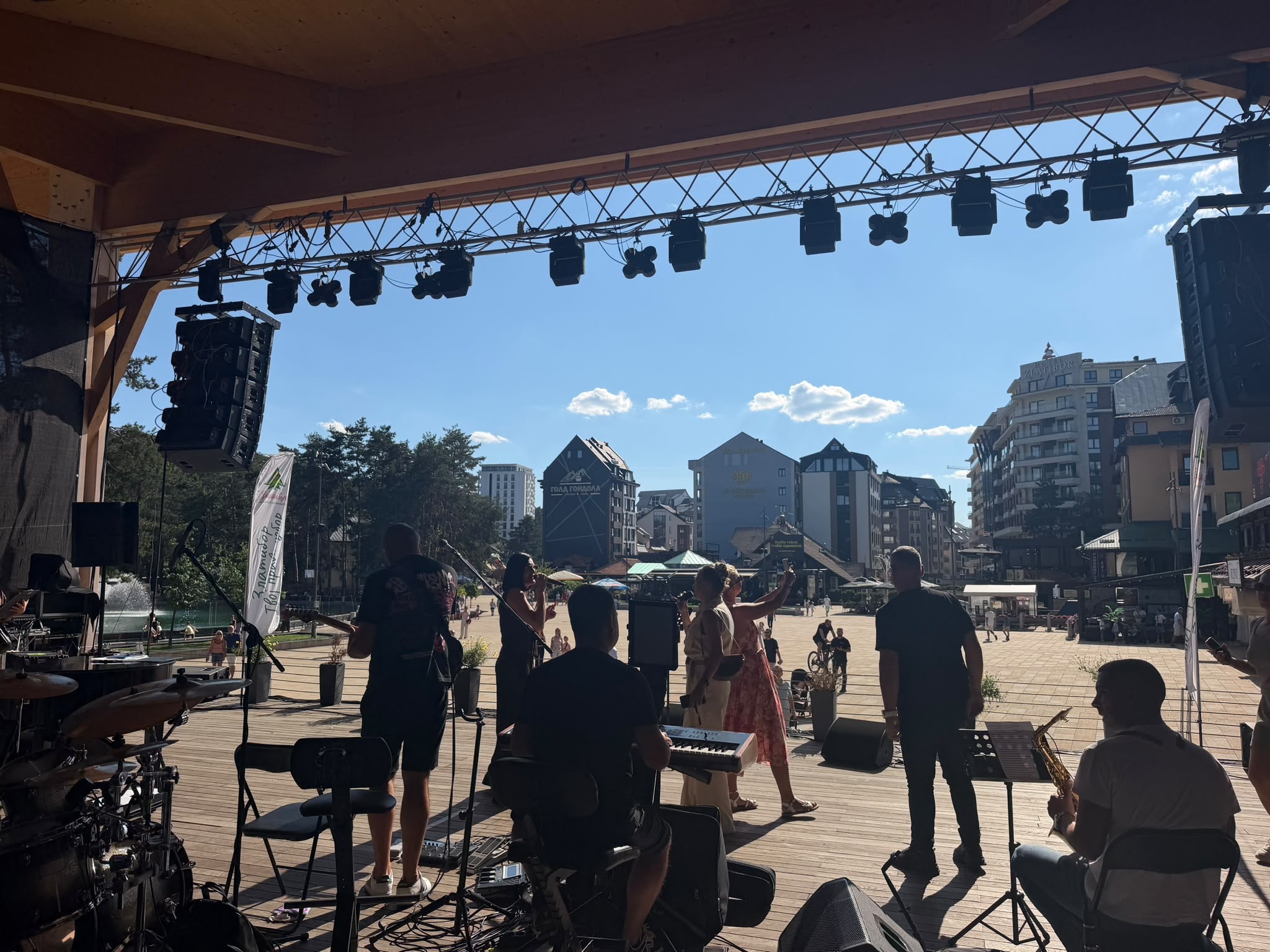 Sve je spremno za spektakl na Zlatiboru: Zavirite na probu pred večerašnji koncert takmičara "Nikad nije kasno" (VIDEO) 7 9d41452f c345 41a0 99ed 4334694110ab