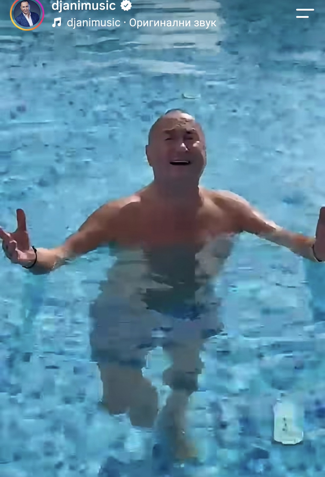 Đani zapevao ženi iz bazena dok ona spava: Folkeru proradile emocije, kamere sve zabeležile (VIDEO) 7 DJani