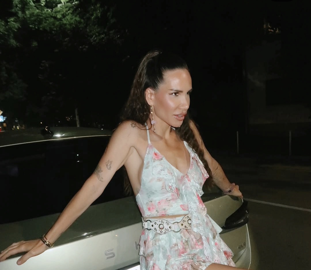 Nikolija Jovanović napravila haos na Vračaru: Muška frizura, dekolte do pupka i papuče privukli sve poglede (FOTO) 5 Nikolija Jovanovic Instagram