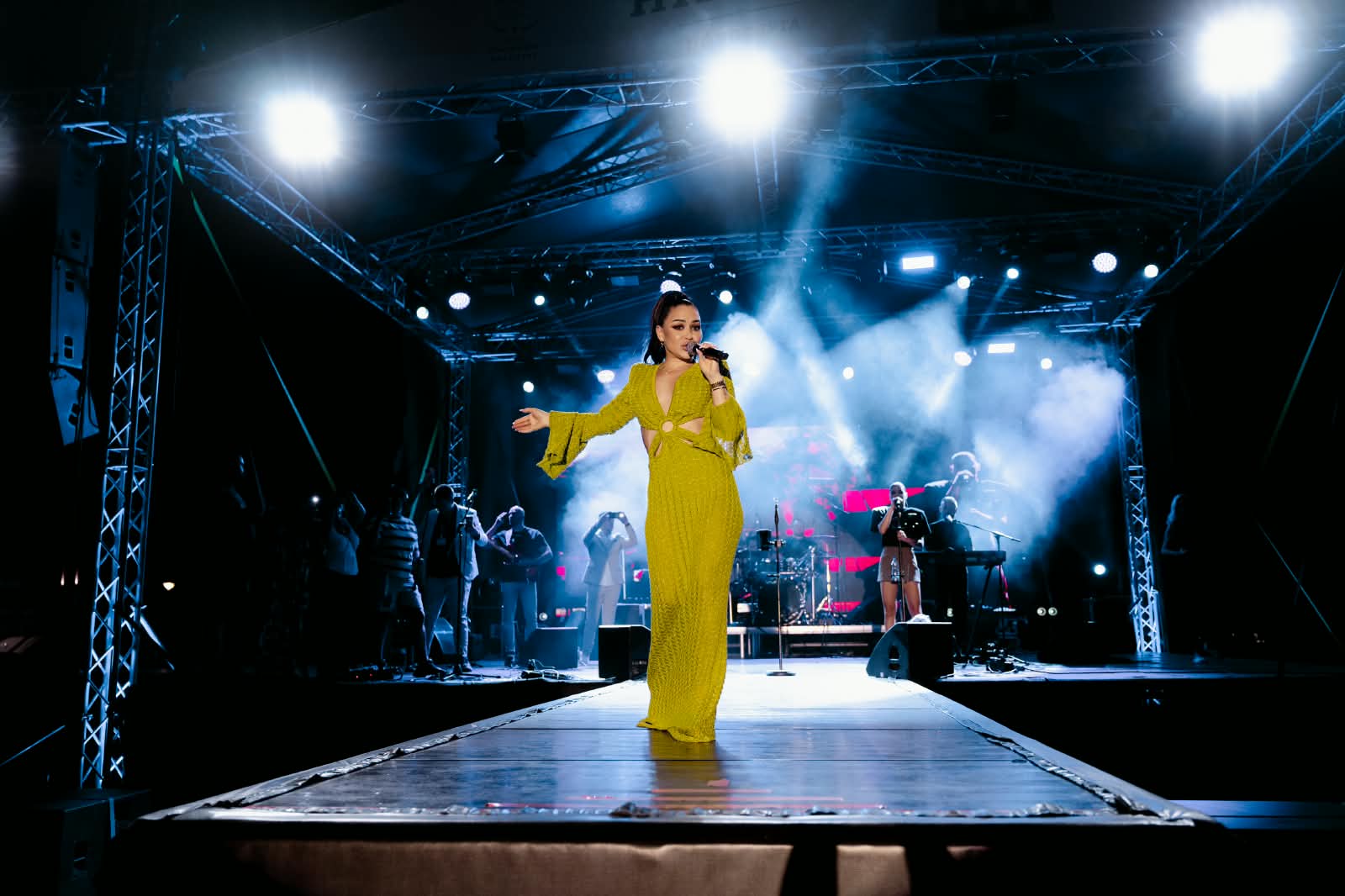 Aleksandra Mladenović raspevala Leskovac: "Ovde se oseća naša vrela južnjačka krv" (FOTO) 5 PHOTO 2026 08 28 17 19 18 1