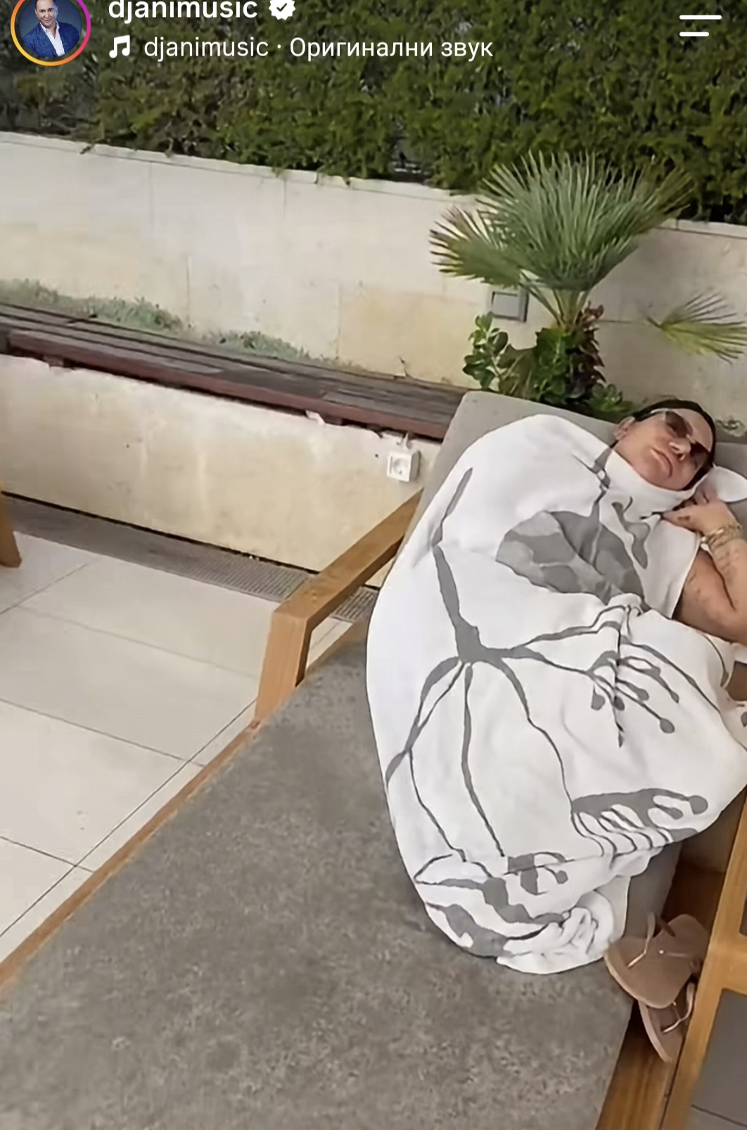 Đani zapevao ženi iz bazena dok ona spava: Folkeru proradile emocije, kamere sve zabeležile (VIDEO) 6 Sladja spava