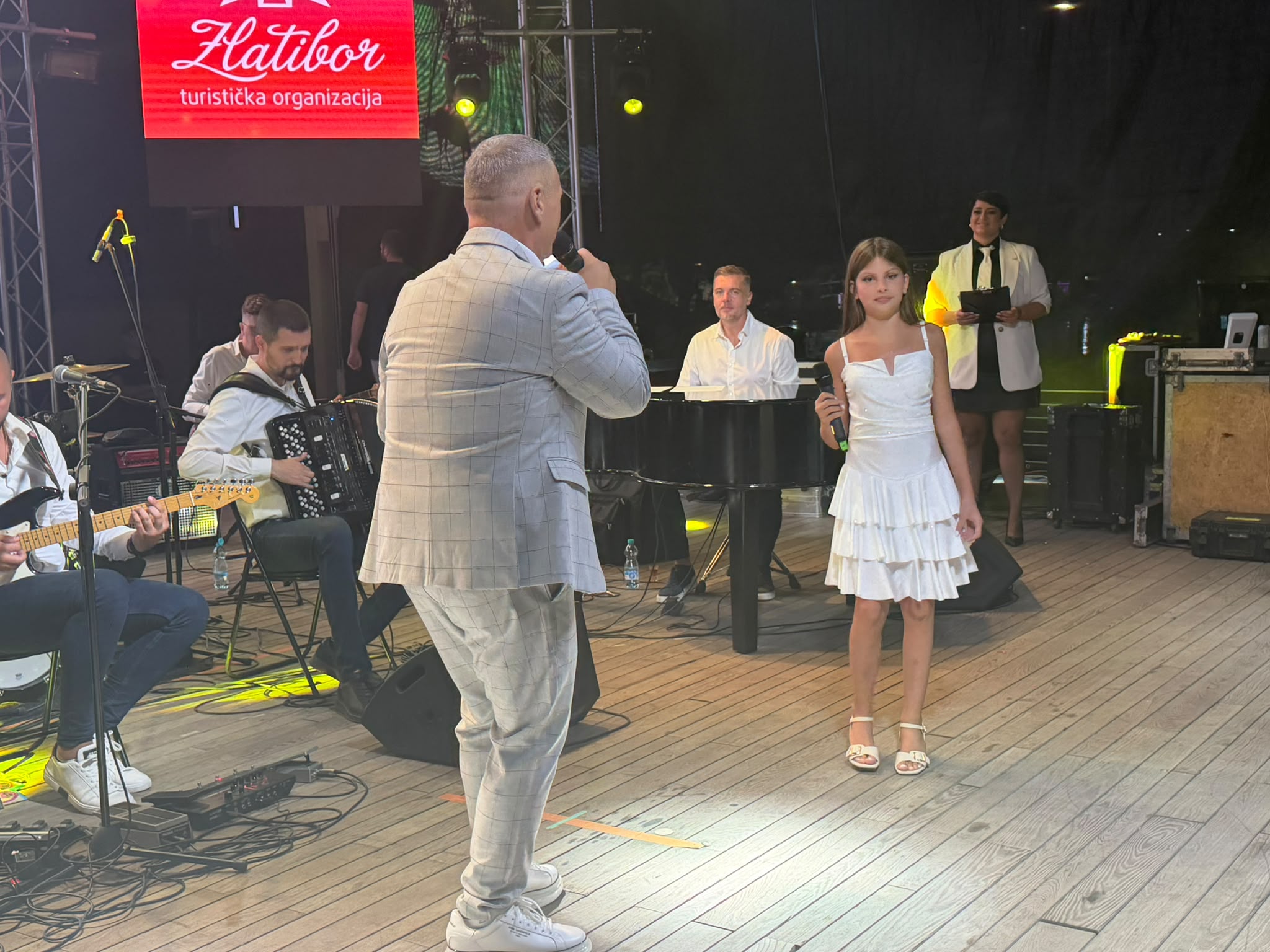 Emotivna scena na Zlatiboru: Vladimiru Jovanovu Senti se na bini pridružila ćerka (VIDEO) 5 b18bb2a4 eeec 43b7 8453 d30b4e5428cb