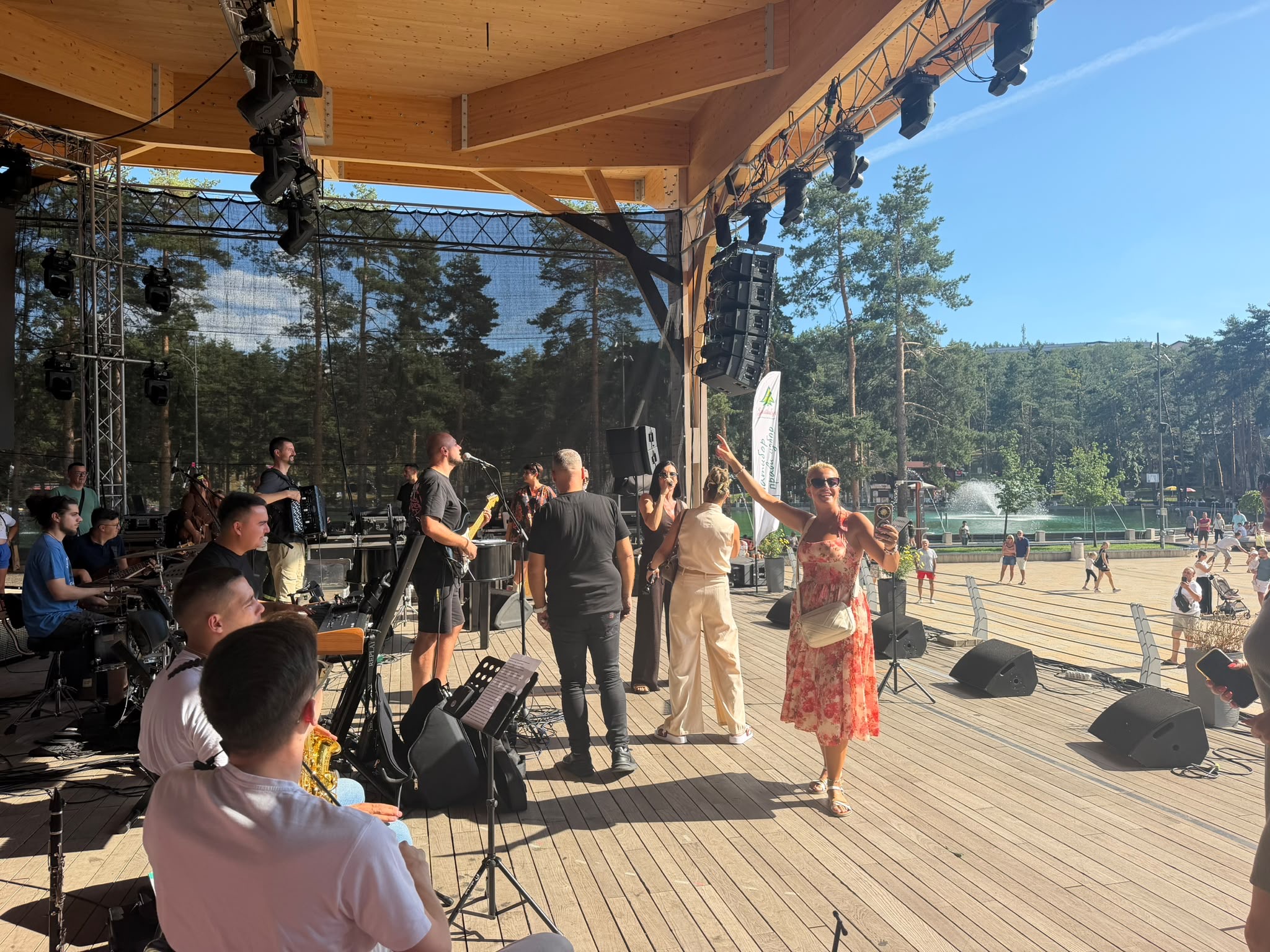 Sve je spremno za spektakl na Zlatiboru: Zavirite na probu pred večerašnji koncert takmičara "Nikad nije kasno" (VIDEO) 5 beb30e71 e04e 437c 954f 3b6b856ca631