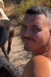 Viktor Živojinović bez majice jaše konja, usijale se mreže (FOTO) 3 huihui