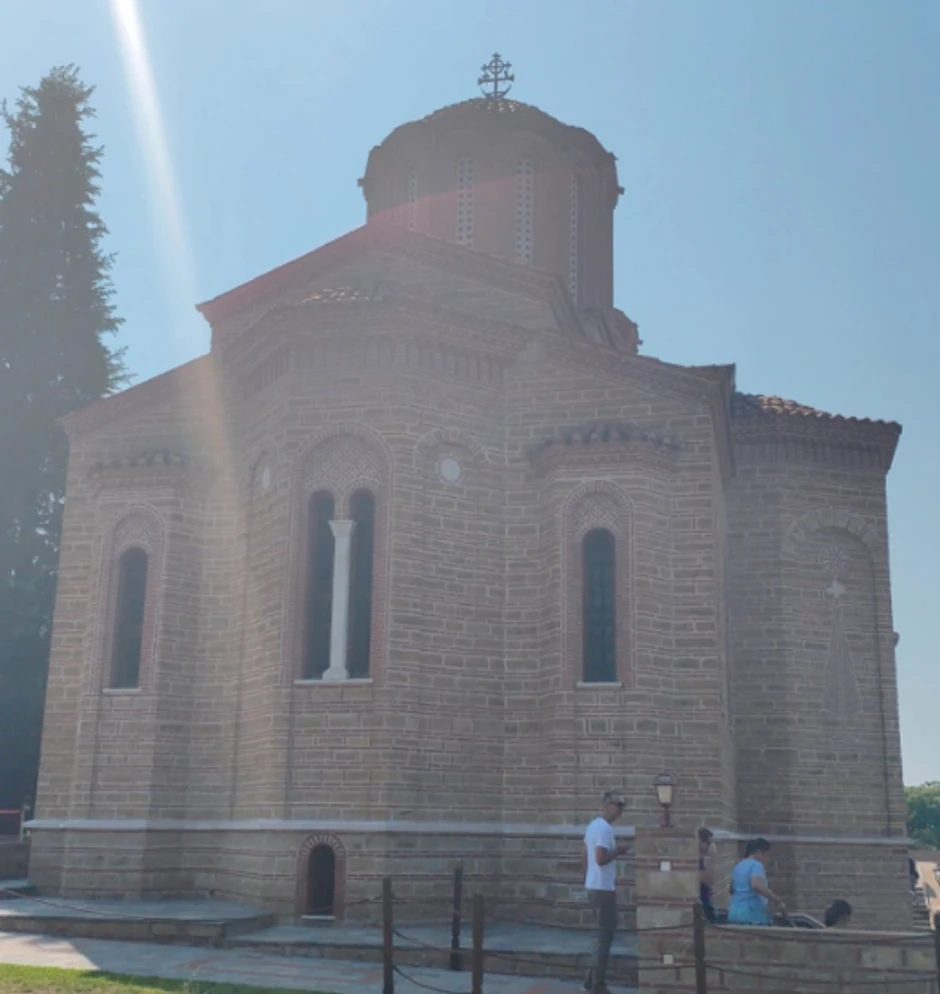 Dinča sa suprugom i decom otišao u manastir, pevač se oglasio iz Grčke: "Čekao sam dva sata" (FOTO) 6 image 7 5