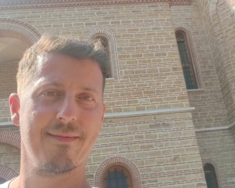 Dinča sa suprugom i decom otišao u manastir, pevač se oglasio iz Grčke: "Čekao sam dva sata" (FOTO) 7 image 7 6