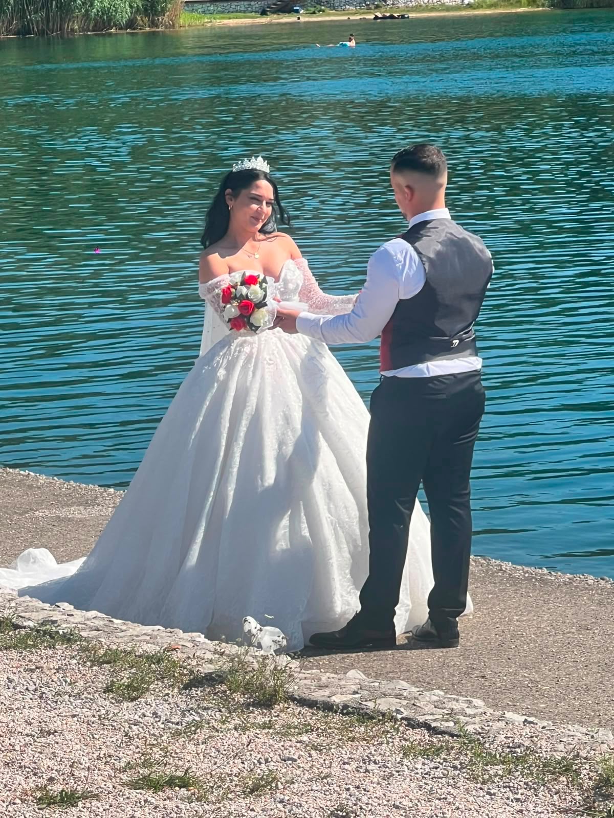 Dan nakon što se oženio, najmlađi finalista "Zvezda Granda" otvorio dušu: "Elma je moj najveći oslonac u životu" (VIDEO) 6 inel nukic svadba.JPG 2