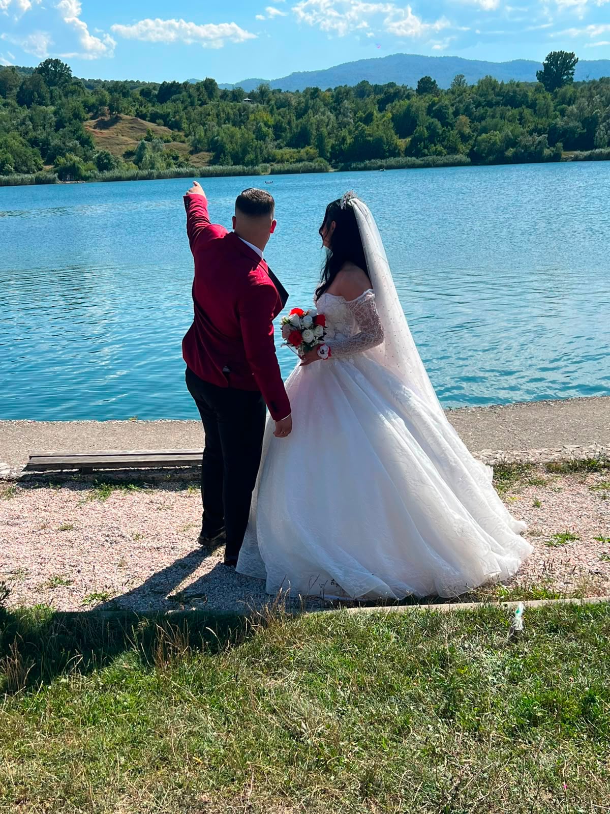 Dan nakon što se oženio, najmlađi finalista "Zvezda Granda" otvorio dušu: "Elma je moj najveći oslonac u životu" (VIDEO) 5 inel nukic svadba