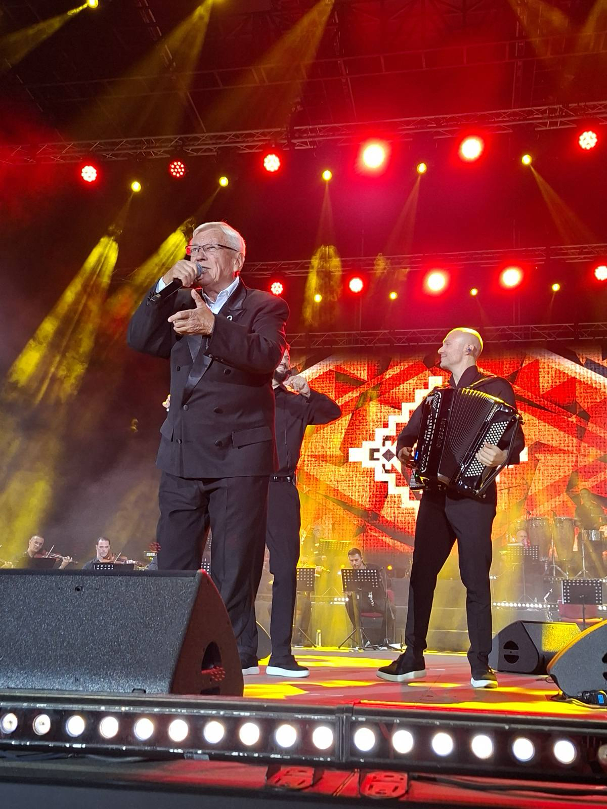 Počeo treći koncert Milančeta Radosavljevića: Kum Saše Popovića ga podržao u bekstejdžu (FOTO/VIDEO) 6 4390