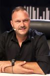 Dejan Petrović pred "Nikad nije kasno" otkrio detalje ljubavne priče: "Već kad sam je upoznao osetio sam da je ona prava" (VIDEO) 30 DEJAN PETROVIC NNK SNIMANJE 10092026 FOTO ELENA 4 ok 1