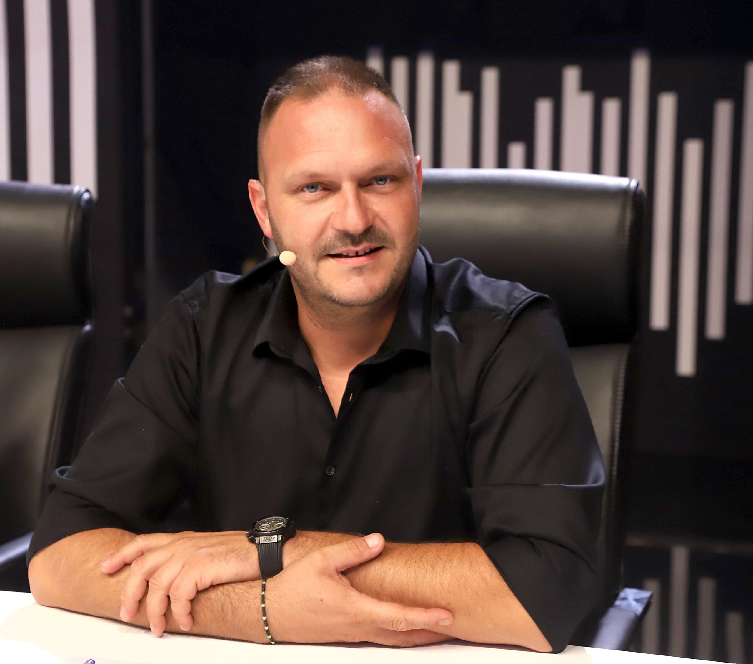 Dejan Petrović pred "Nikad nije kasno" otkrio detalje ljubavne priče: "Već kad sam je upoznao osetio sam da je ona prava" (VIDEO) 5 DEJAN PETROVIC NNK SNIMANJE 10092026 FOTO ELENA 4 ok 1