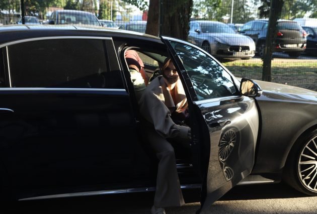 Uhvatili smo Džejlu Ramović u skupocenom automobilu, a elegantno odelo joj stoji savršeno (VIDEO) 12 IMG 3490