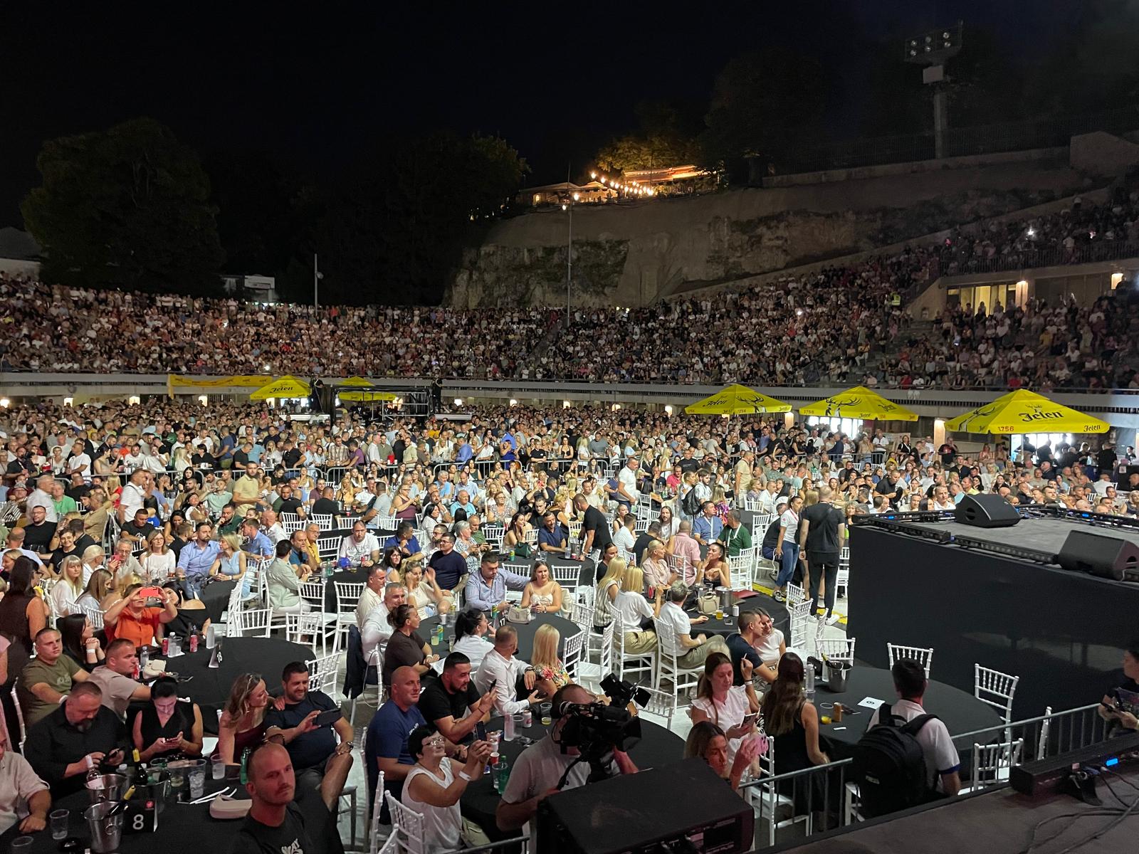 Počeo treći koncert Milančeta Radosavljevića: Kum Saše Popovića ga podržao u bekstejdžu (FOTO/VIDEO) 5 PHOTO 2026 09 02 20 31 17