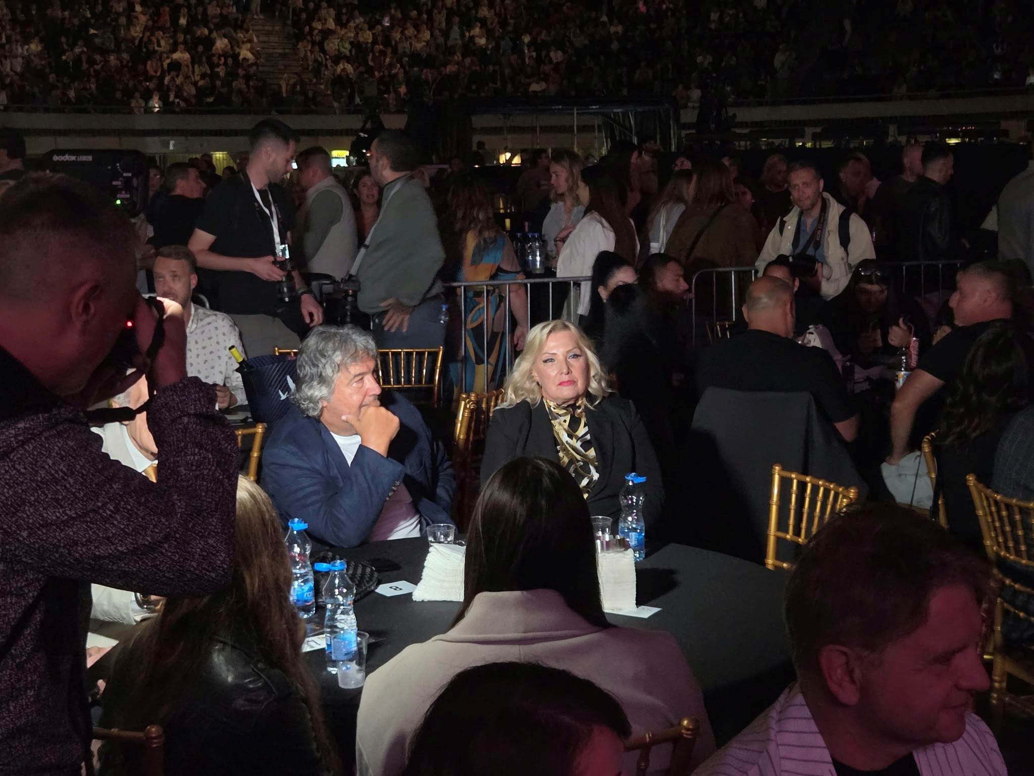 Snežana Đurišić stigla sa unukom Lanom na Kebin koncert: „Baka je stroga“, a ono što joj je pevačica odgovorila treba da čuju sve mlađe generacije (VIDEO) 6 Snezana i Vanja