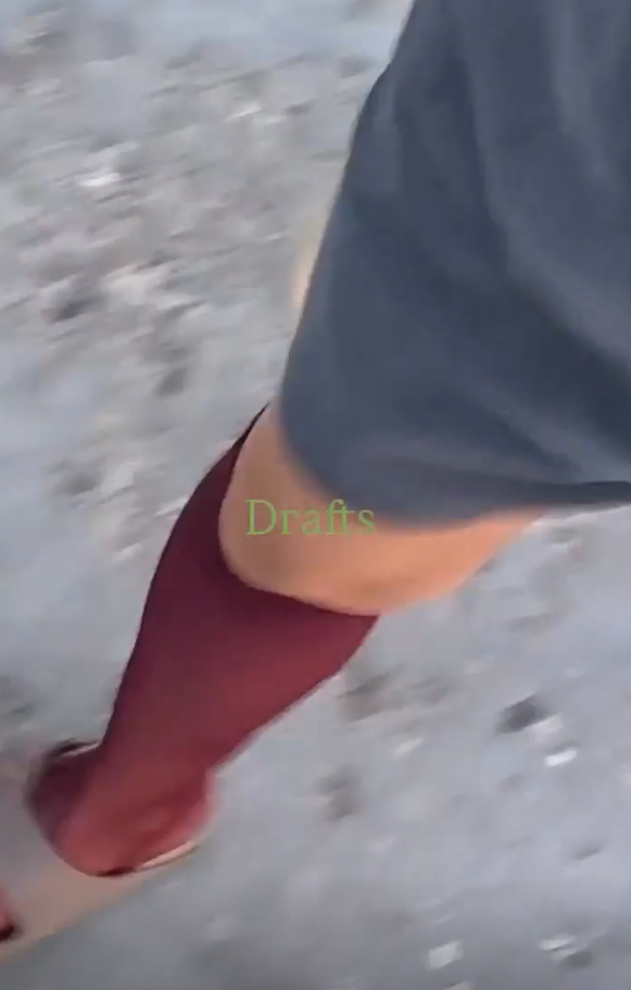 Nikolija Jovanović napravila haos na Vračaru: Muška frizura, dekolte do pupka i papuče privukli sve poglede (FOTO) 7 image 50