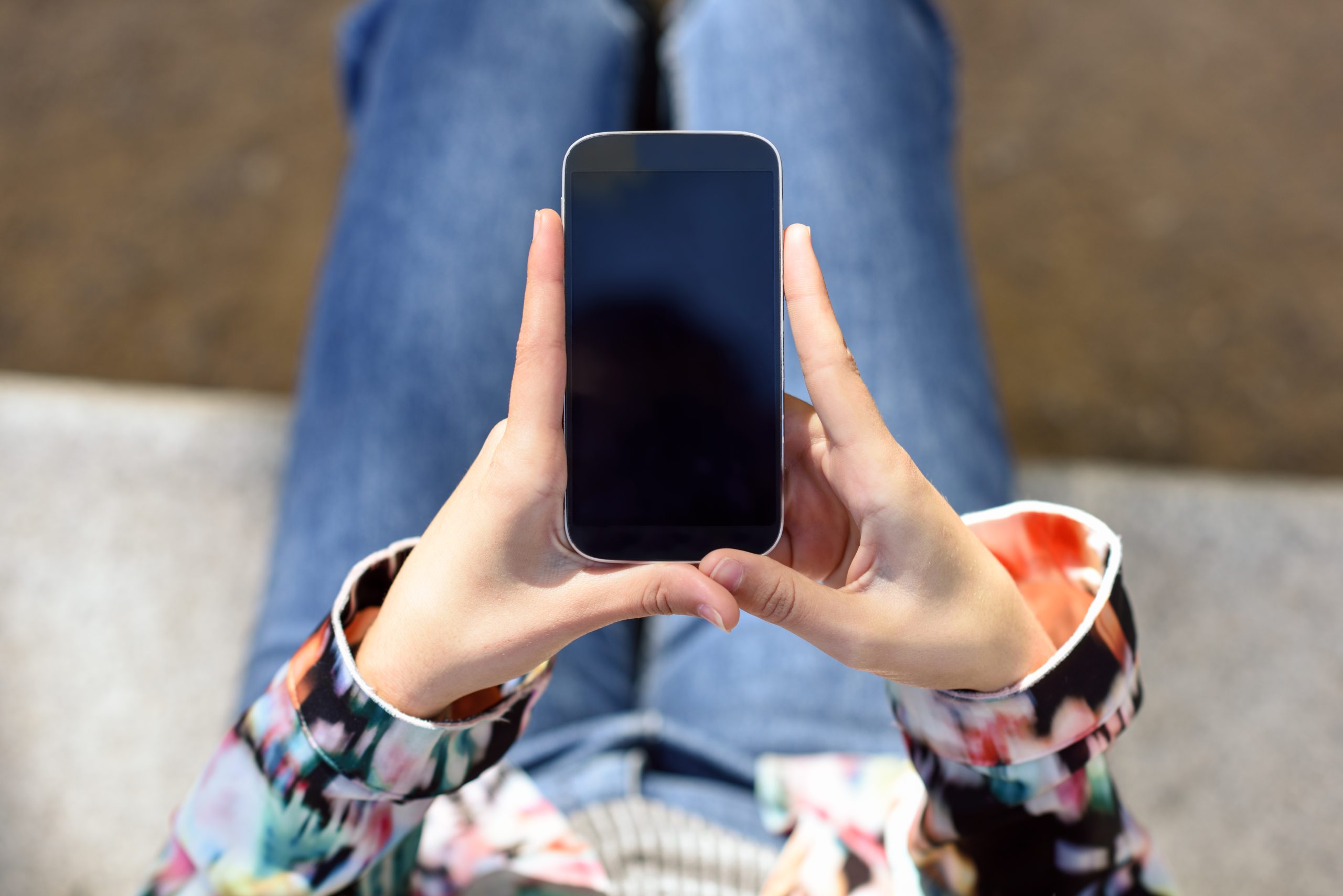 Prema horoskopu, ova četiri znaka nikada ne šalju poruku prva: Čekaju da se vi javite 8 top view woman holding mobile phone