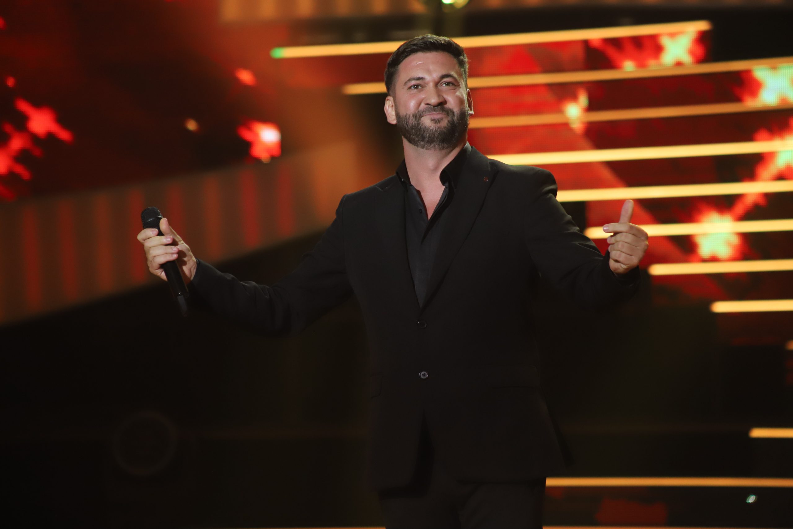 Rođeni brat finalistkinje "Nikad nije kasno" osvaja "Zvezde Granda", siguran u svog mentora: "Verujem da ćemo kliknuti" (VIDEO) 8 MIROSLAV LUKIC 37 GOD. UZICE 2 1
