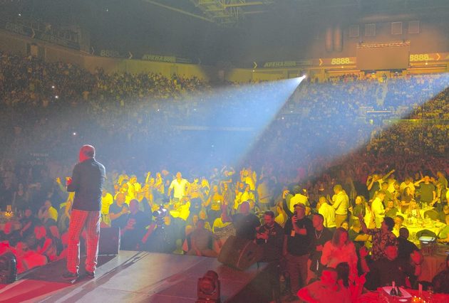 Gori najveća bugarska arena: Mile Kitić pred veliki jubilej raspametio publiku u Sofiji 12 PHOTO 2026 10 10 21 11 29 1