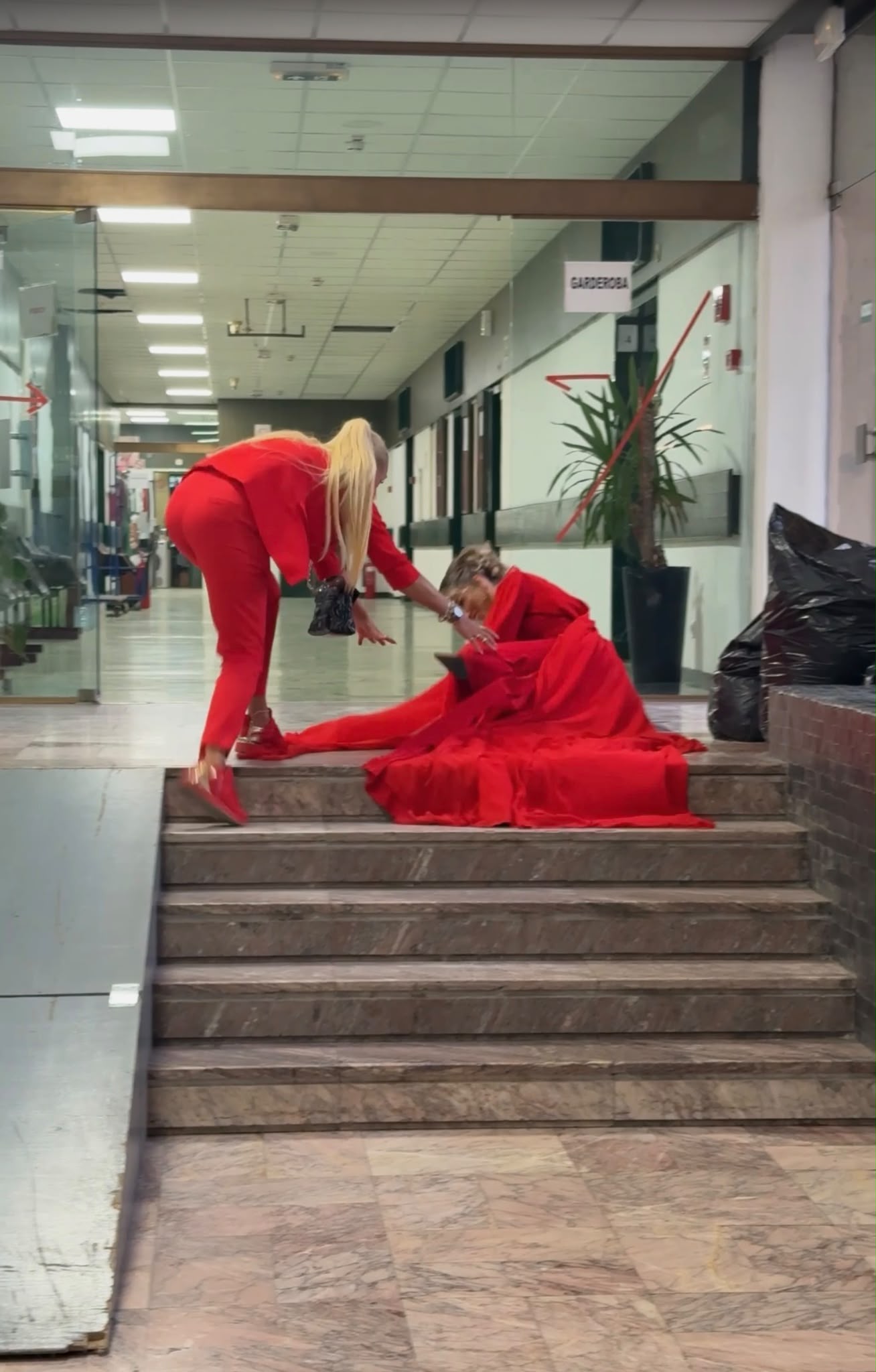 Drama na Saboru narodne muzike, pevačica se prosula po stepenicama pred sam izlazak na scenu: Crvena haljina joj došla glave (VIDEO) 5 PHOTO 2026 10 16 10 50 51