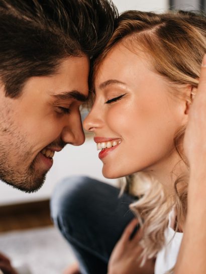Daju sve za partnera: Tri horoskopska znaka vole do koske, ljubav im je prioritet 35 portrait two beautiful people love smiling with closed eyes tender man touching his attractive girlfriend happy blonde girl modern apartments wih her boyfriend